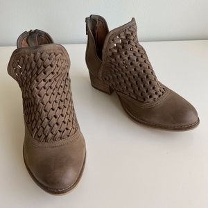 Rebels Split Side Mesh Webbed Woven Booties